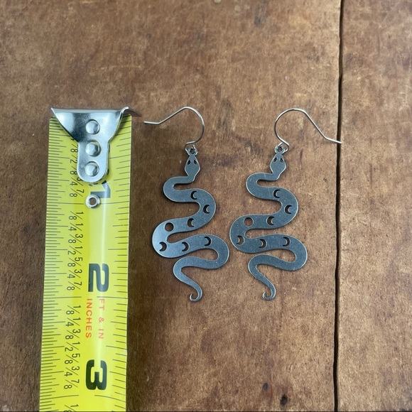 Snake 🐍 cutout charm pendant earrings - Picture 5 of 5